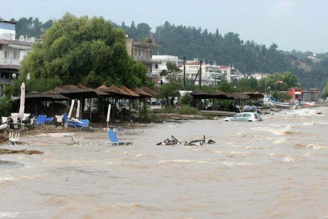 Αυτοκίνητο και αντικείμενα  έχουν  παρασυρθεί από τα νερά της βροχής μέχρι την παραλία, στην Αγία Τριάδα Δήμου Θερμαϊκού, Τετάρτη 7 Σεπτεμβρίου 2016. Σοβαρά προβλήματα και πολλές καταστροφές στην Θεσσαλονίκη έχει προκαλέσει η έντονη βροχόπτωση που πλήττει από χθες την ευρύτερη περιοχή της Θεσσαλονίκης. ΑΠΕ ΜΠΕ/PIXEL/ΣΩΤΗΡΗΣ ΜΠΑΡΜΠΑΡΟΥΣΗΣ