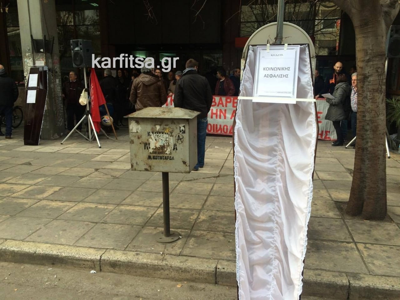 Συμβολική… κηδεία στο κέντρο της Θεσσαλονίκης! (ΦΩΤΟ)