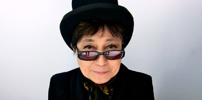 Εσπευσμένα στο νοσοκομείο η χήρα του John Lennon, Yoko Ono