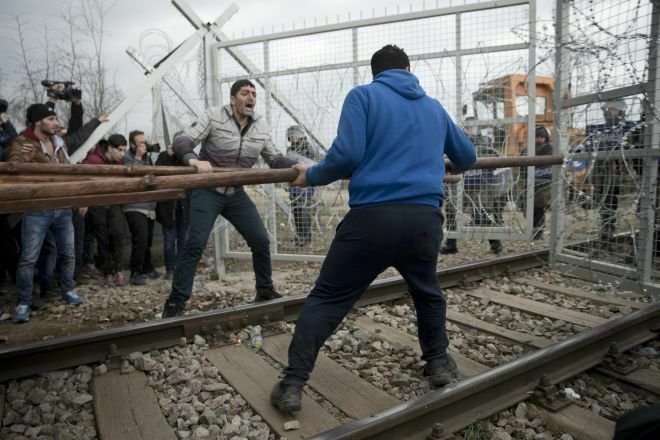 "Εμπόλεμη" ζώνη η Ειδομένη-"Μάχες" προσφύγων-Σκοπιανών αστυνομικών(ΦΩΤΟ)