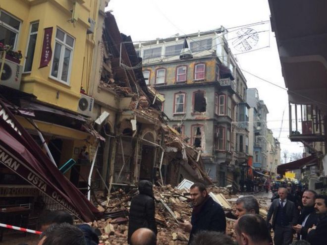 Αναπάντεχη κατάρρευση δύο κτηρίων στο κέντρο της Κωνσταντινούπολης!