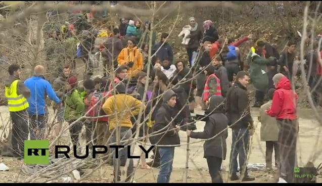Ειδομένη:Πρόσφυγες με ένα σχοινί περνουν το ποτάμι λίγα μέτρα από τα σύνορα