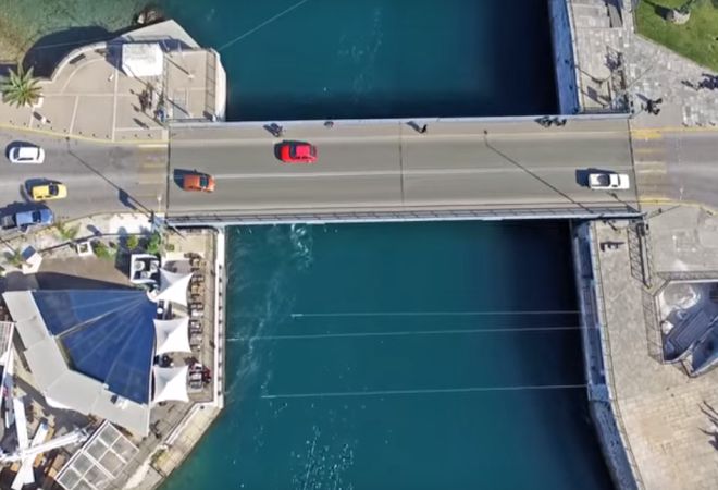 Δείτε από ψηλά τα νερά στη γέφυρα της Χαλκίδας να αλλάζουν φορά!(VIDEO)