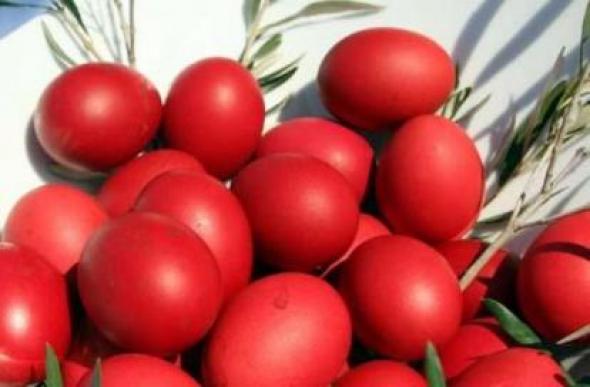 Πώς να καθαρίσεις κόκκινα αυγά χωρίς να λερωθείς (ΒΙΝΤΕΟ)