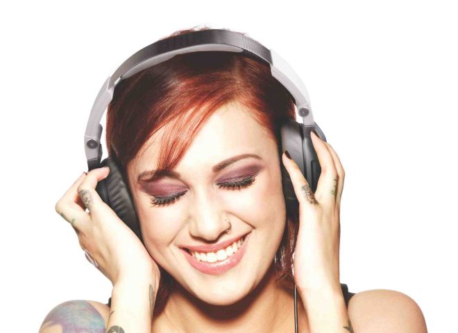 Οι άγνωστοι κίνδυνοι για τα αυτιά σου όταν φοράς ακουστικά