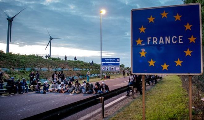 Οι Γάλλοι δημιουργούν προσφυγικό καταυλισμό μέσα στο Παρίσι