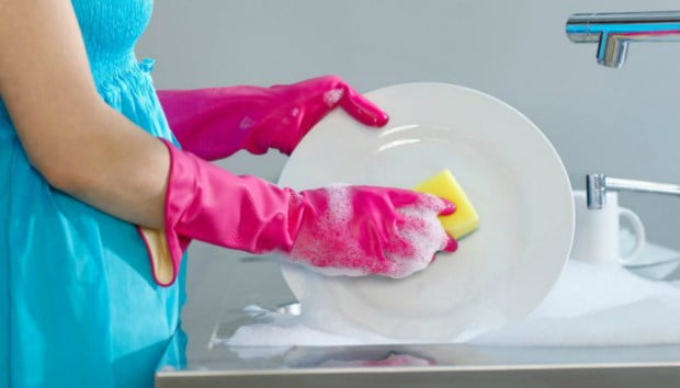 Περίεργη Έρευνα: Ο Τρόπος που πλένετε τα πιάτα σας ίσως σας κάνει αλλεργικούς