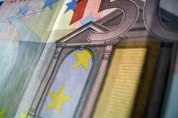 Στο στόχαστρο … ο κατώτατος μισθός των 586 ευρώ