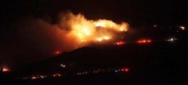 Ανεξέλεγκτη η πυρκαγιά στα Δερβενοχώρια