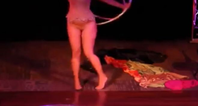 Χορεύει ανατολίτικους χορούς… ολόγυμνη!(VIDEO)