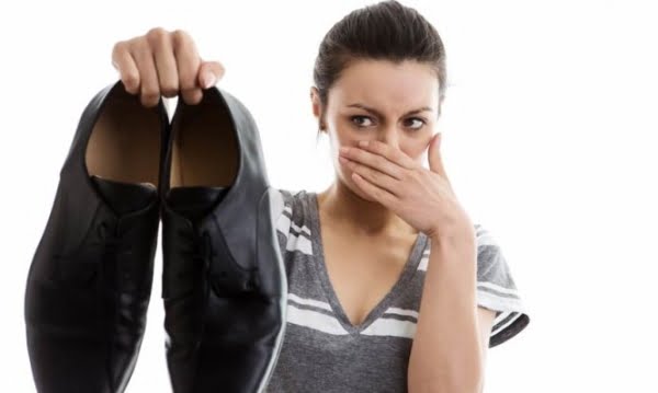 Τρία έξυπνα κόλπα για να μην μυρίζουν τα παπούτσια σας