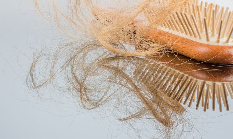 Απώλεια μαλλιών: 3 φυσικές θεραπείες που πρέπει να δοκιμάσεις