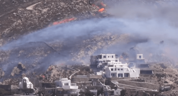 Πυρκαγιά απειλεί βίλες στην περιοχή Ελιά της Μυκόνου! (ΒΙΝΤΕΟ)