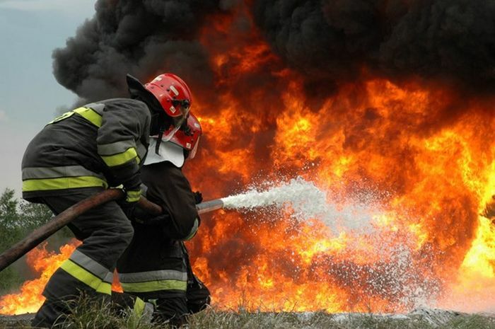 Θεσσαλονίκη: Φωτιά στις σιδηροδρομικές γραμμές…