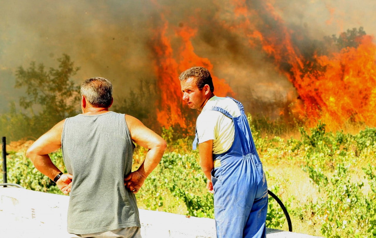 Μάχη με τις φλόγες δίνουν οι πυροσβέστες σε Εύβοια και Κέα!