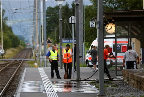 Ελβετία: 34χρονη και ο δράστης υπέκυψαν στα τραύματά τους μετά την επίθεση στο τρένο