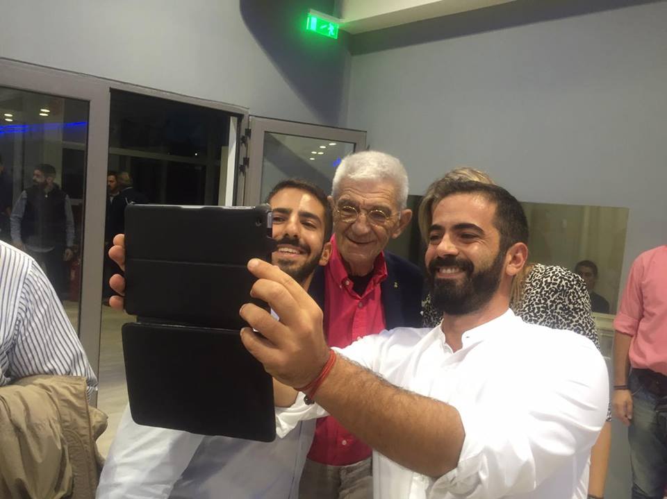 Ο Γιάννης Μπουτάρης δεν λέει όχι στις… selfie!