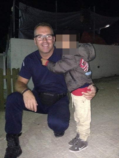 Το συγκινητικό αντίο αστυνομικού στο νεκρό προσφυγόπουλο της Μόριας(ΦΩΤΟ)