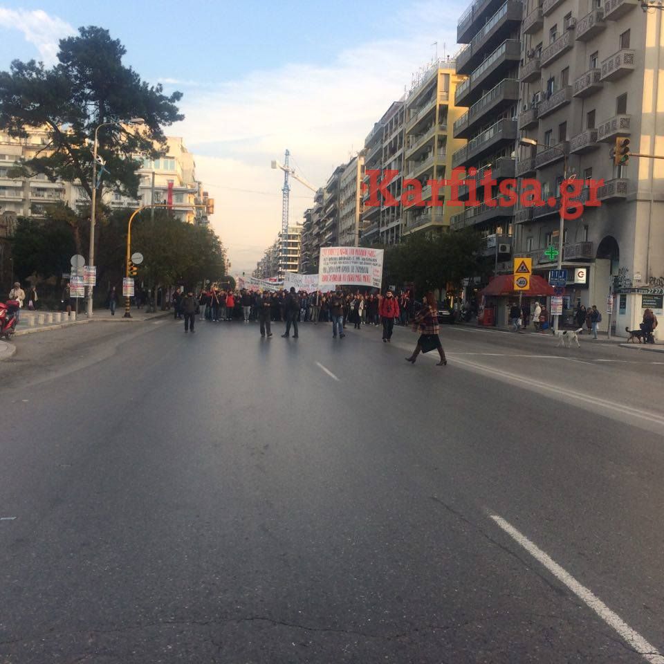 ΤΩΡΑ: Πάνω από 400 άτομα κάνουν πορεία στο κέντρο της Θεσσαλονίκης