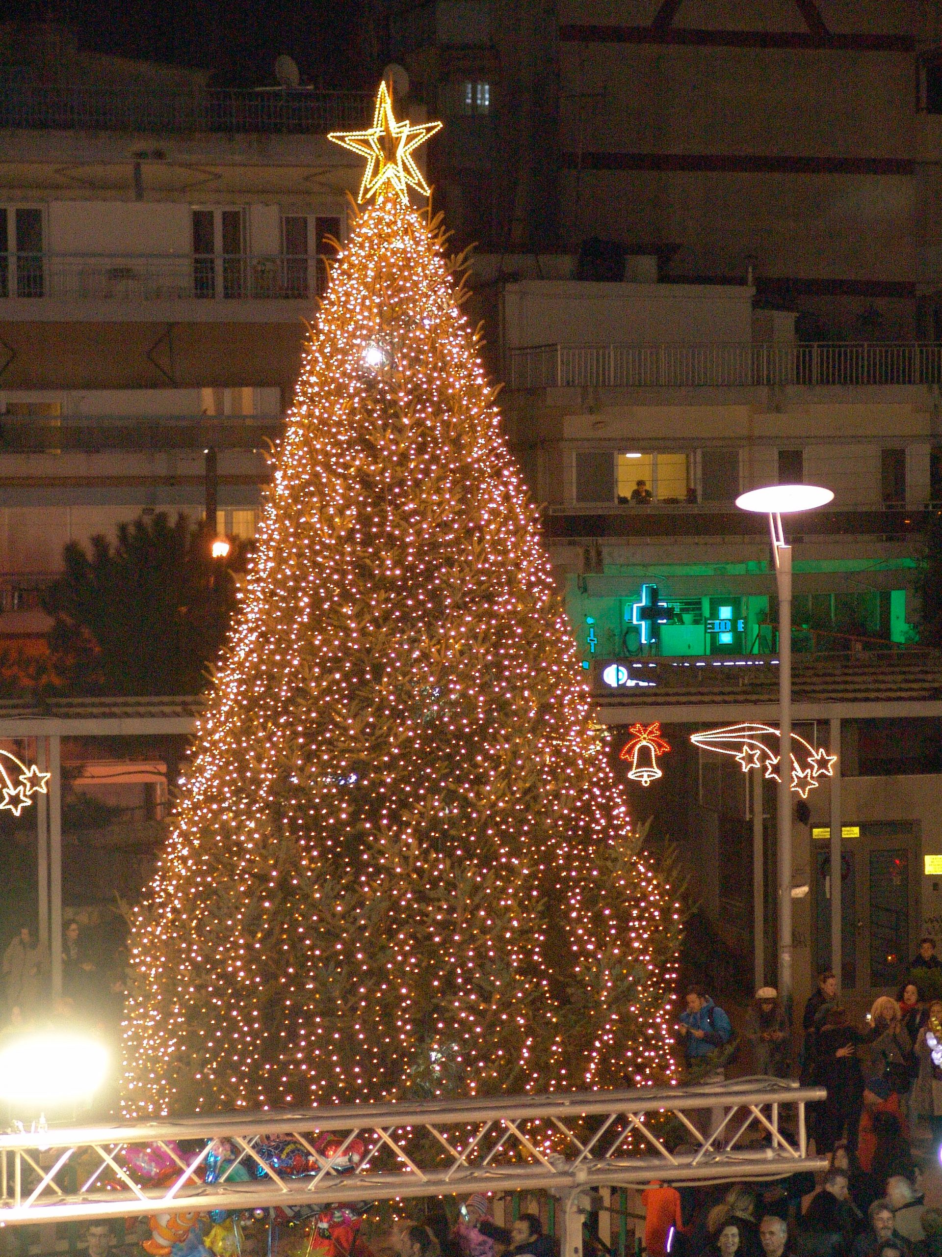 Στο δήμο Καλαμαριάς χριστουγεννιάτικο δέντρο δεκαπέντε μέτρων…