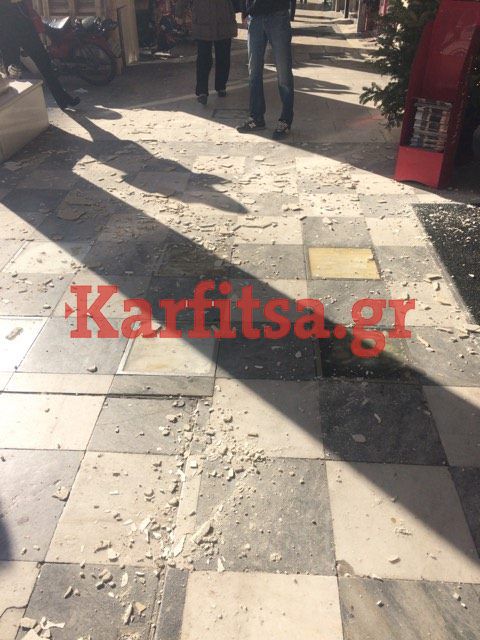 Αποκλειστικό: Έπεσε η οροφή στην πλατεία Αριστοτέλους- Σώθηκαν από θαύμα! (ΦΩΤΟ)