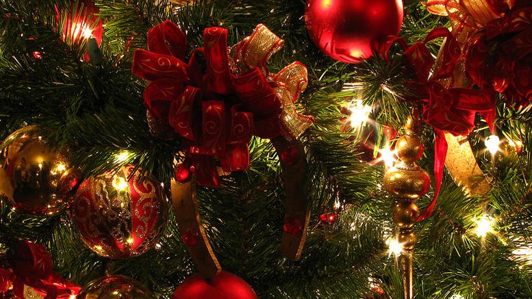 Γιατί κρεμάμε μπάλες στο Χριστουγεννιάτικο δέντρο;