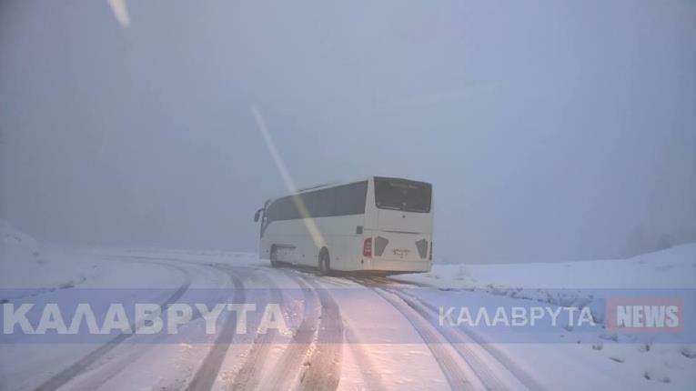 Εγκλωβισμένο στα χιόνια λεωφορείο του ΚΤΕΛ με μαθητές (ΦΩΤΟ)