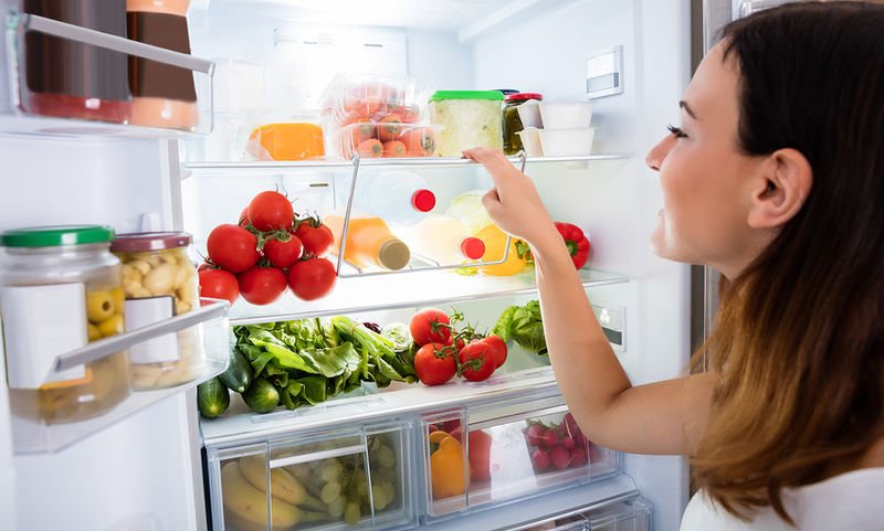 Συντήρηση τροφίμων στο ψυγείο: Τα συχνά λάθη & και οι κίνδυνοι για την υγεία