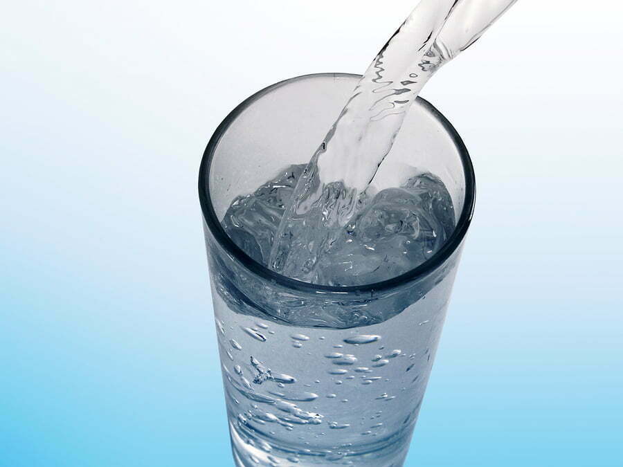 Τι συμβαίνει στο σώμα αν πίνετε νερό με άδειο στομάχι μόλις ξυπνάτε