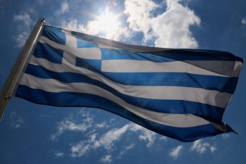 Η ελληνική σημαία από τη Σμύρνη που κυματίζει στη θάλασσα του Αιγαίου