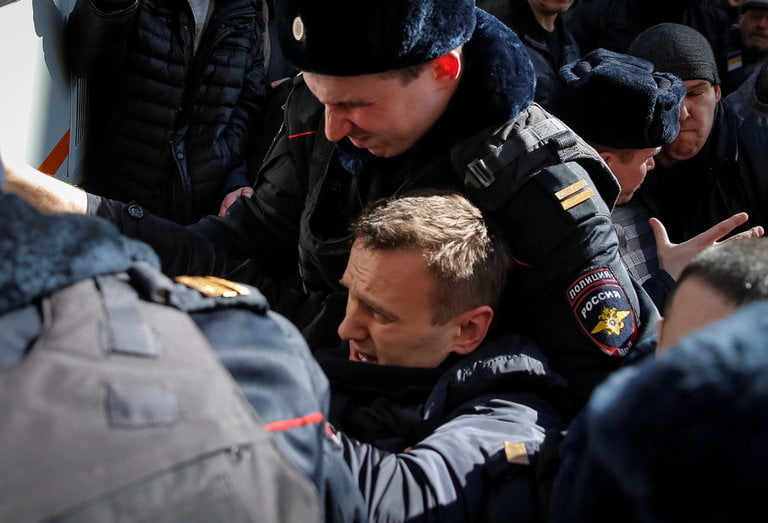 Ρωσία: Στη φυλακή ο Αλεξέι Ναβάλνι – Η selfie από το δικαστήριο