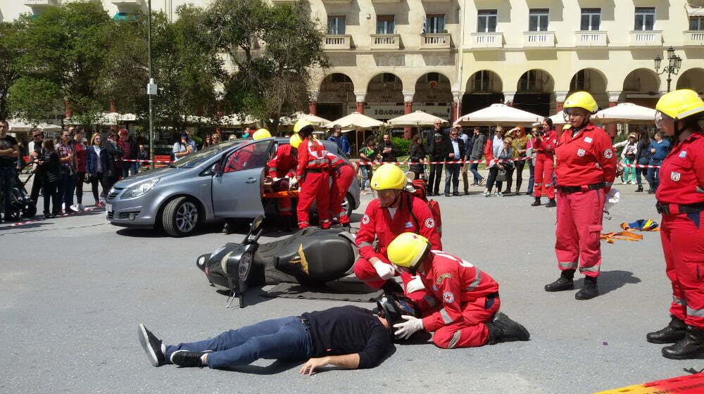 Επίδειξη διάσωσης τραυματιών τροχαίου από τον Ελληνικό Ερυθρό Σταυρό