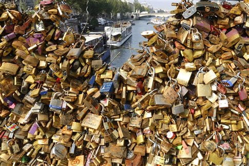 Σε δημοπρασία τα «λουκέτα της αγάπης» από τις γέφυρες του Παρισιού