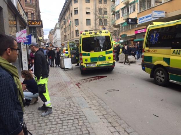 ΕΚΤΑΚΤΟ: Φορτηγό έπεσε πάνω σε αυτοκίνητα στη Στοκχόλμη