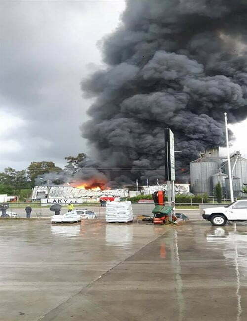 Κάηκε εργοστάσιο ζωοτροφών στην Πρέβεζα (ΦΩΤΟ & ΒΙΝΤΕΟ)