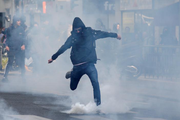Παρίσι: Συγκρούσεις αστυνομίας – μαθητών σε διαδήλωση κατά της Λεπέν και του Μακρόν