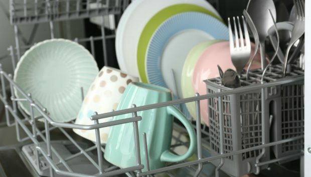 Μην βάλετε ποτέ στο πλυντήριο πιάτων αυτά!