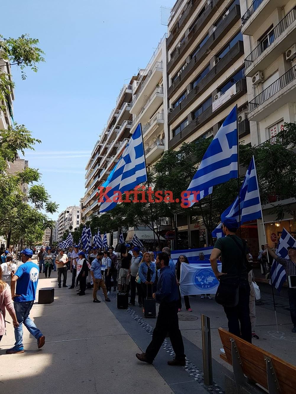 ΤΩΡΑ: Οπαδοί του Σώρρα κάνουν πορεία στο κέντρο της Θεσσαλονίκης(ΦΩΤΟ)
