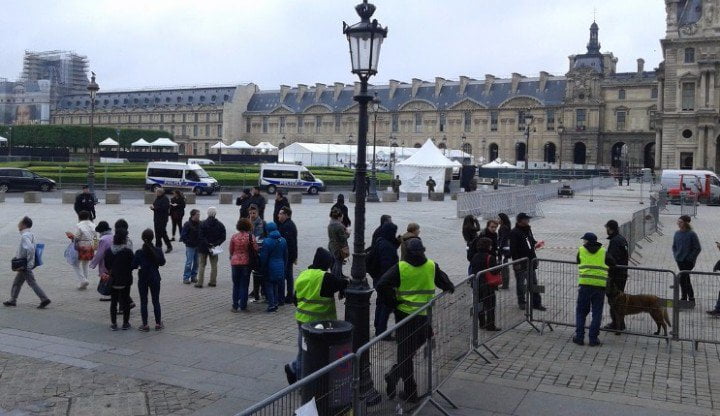 Γαλλία: Εκκενώθηκε η πλατεία έξω από το Λούβρο λόγω ύποπτου αντικειμένου(ΦΩΤΟ & ΒΙΝΤΕΟ)