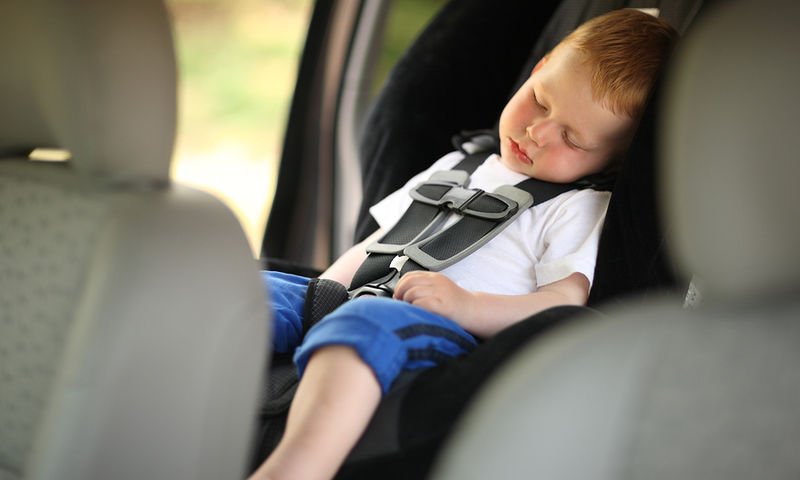 Γιατί το παιδί δεν πρέπει να κοιμάται στο κάθισμα του αυτοκινήτου