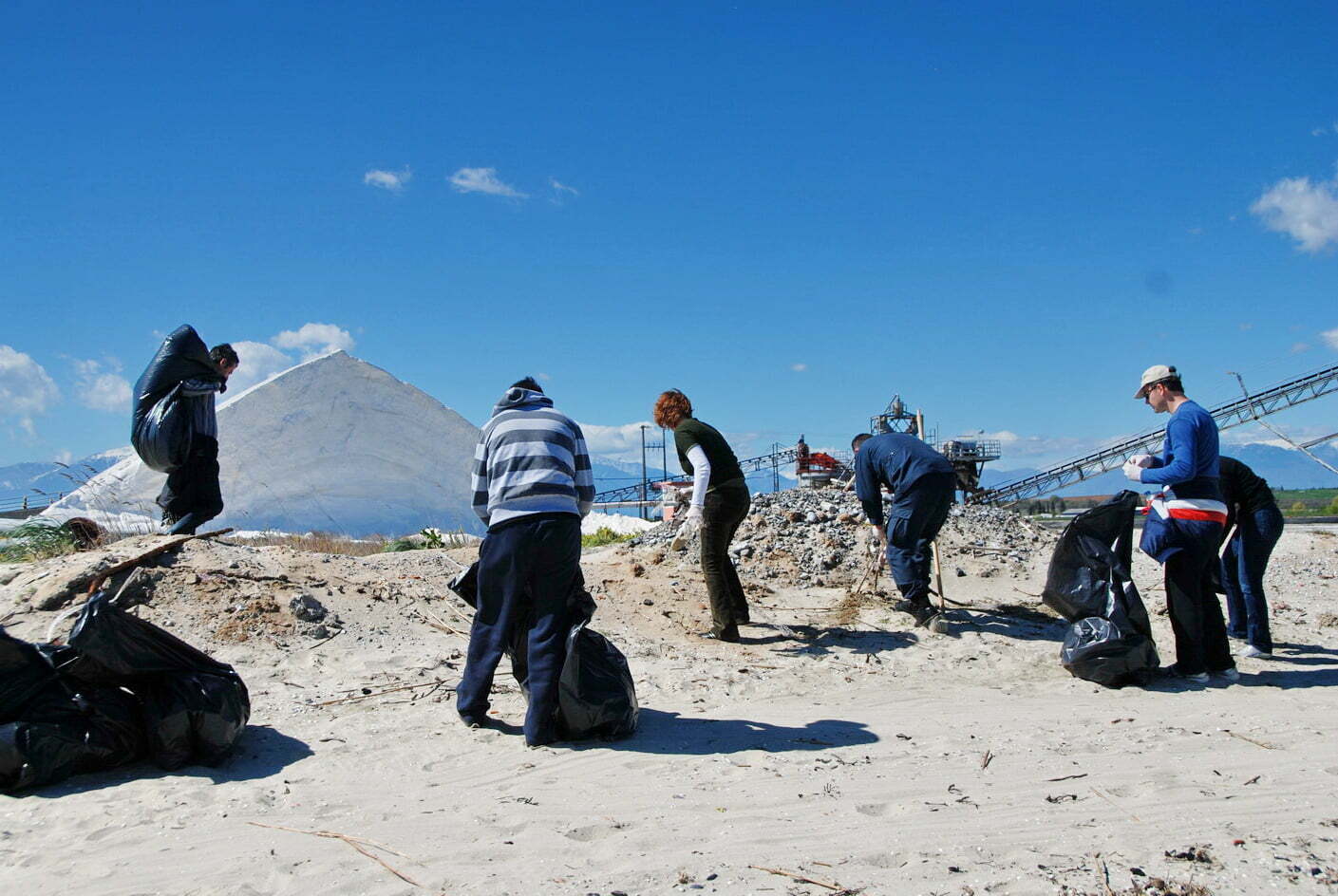 Ζητούνται εθελοντές για τον καθαρισμό παραλίας
