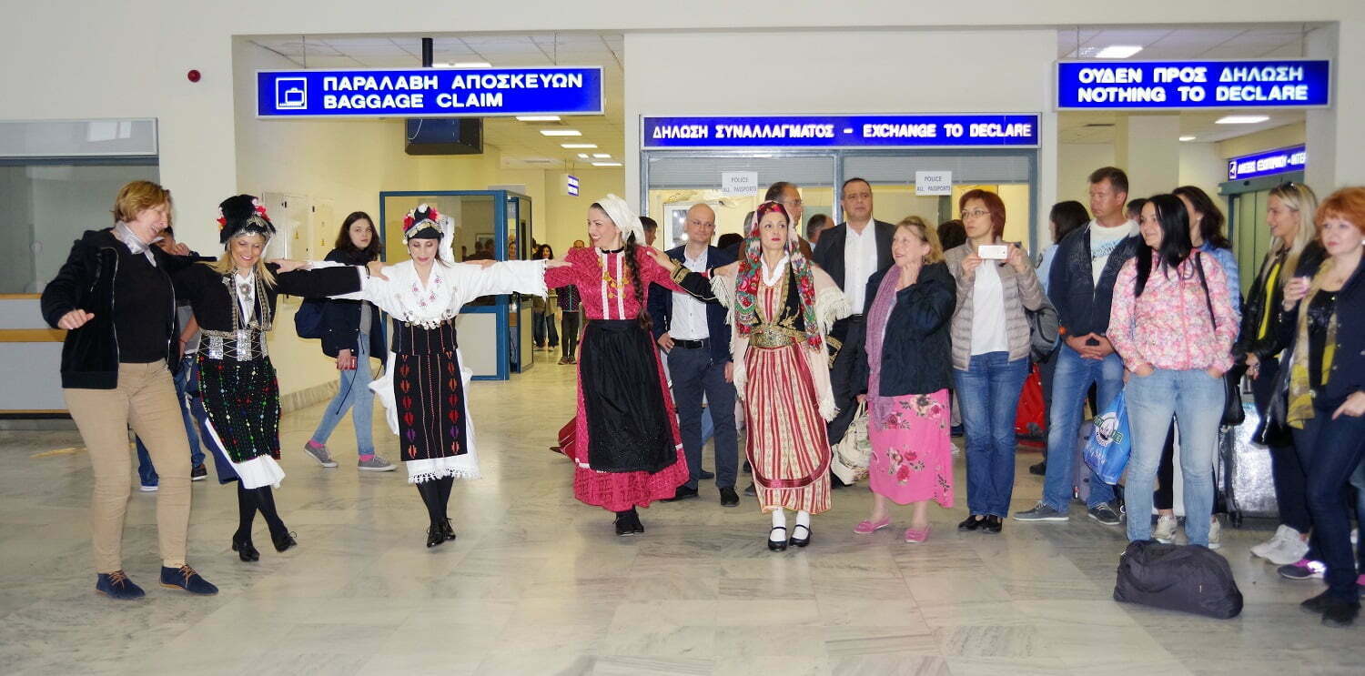 Το έριξαν στο χορό για τους Ρώσους τουρίστες!