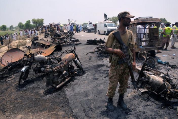 Στους 153 οι νεκροί από έκρηξη πετρελαιοφόρου στο Πακιστάν (ΣΚΛΗΡΕΣ ΕΙΚΟΝΕΣ)