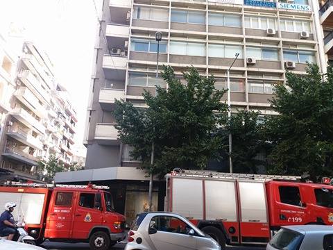 Φωτιά σε οικοδομή στο κέντρο της Θεσσαλονίκης (ΦΩΤΟ +VIDEO)