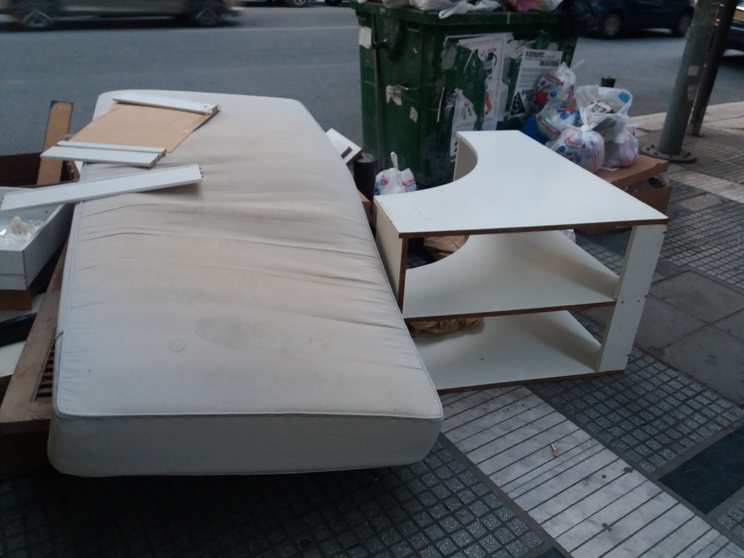 Ρεπορτάζ KARFITSA: Ολόκληρα «σπιτικά»…  στα σκουπίδια της Θεσσαλονίκης!