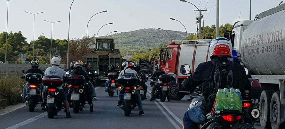 Έλληνες μοτοσικλετιστές στο πλευρό των πυροσβεστών – Τους μετέφεραν νερά και γάλατα (ΦΩΤΟ)