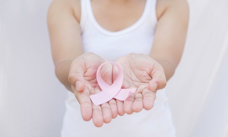 Καρκίνος μαστού: 8 συμπτώματα εκτός από το εξόγκωμα στο στήθος