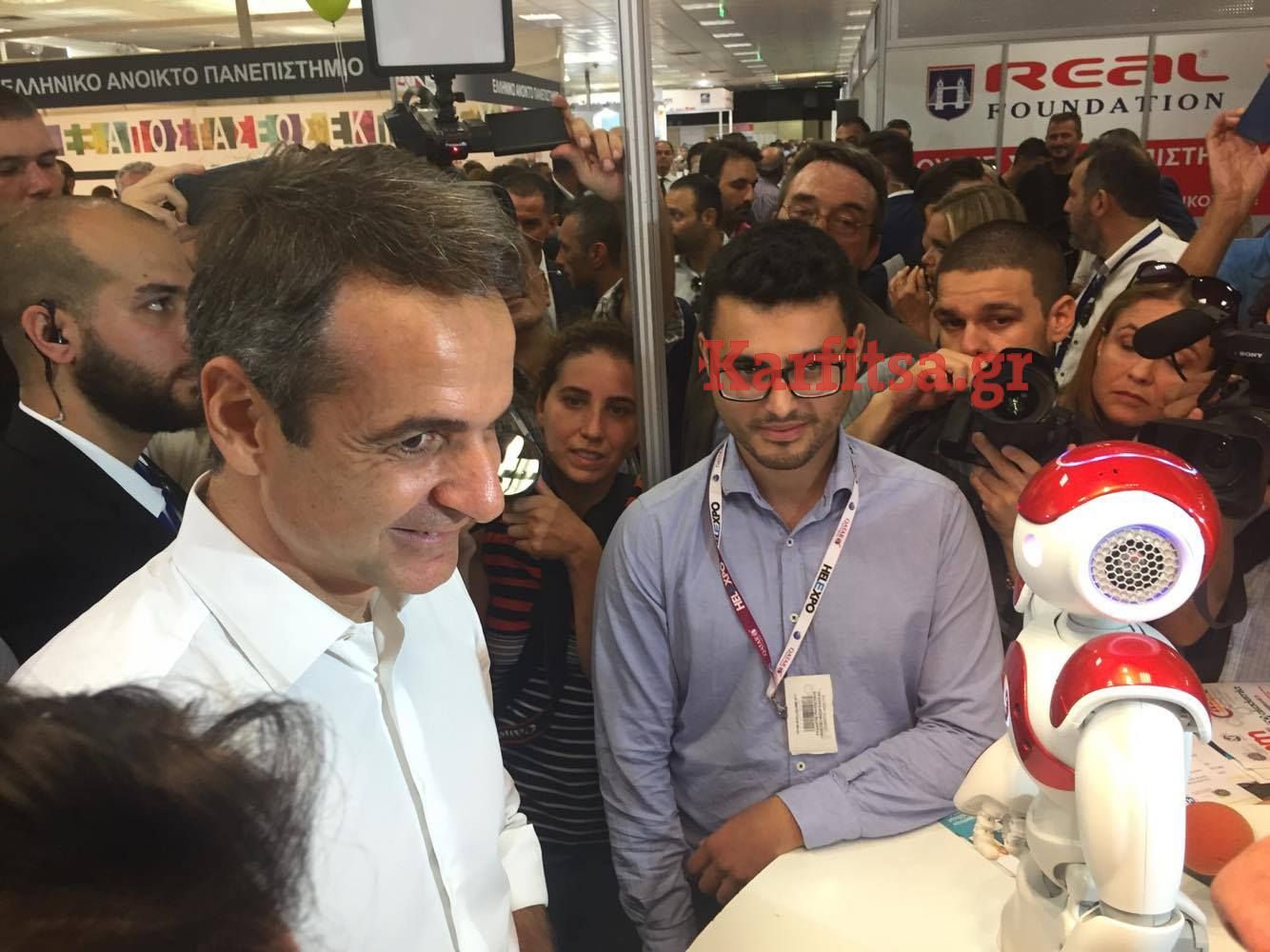 Όταν ο Μητσοτάκης συνάντησε το ρομπότ που μιλά…ποντιακά(ΦΩΤΟ)