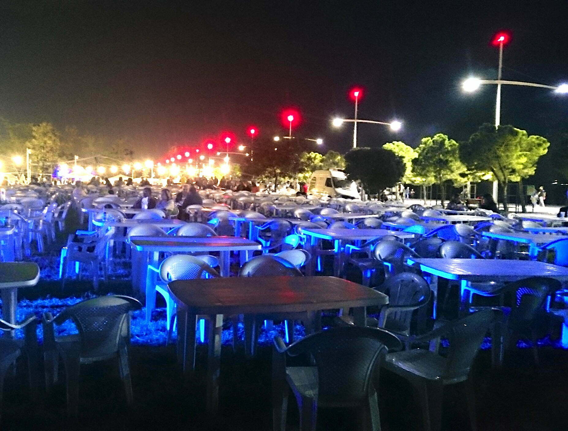 "Οι άσπρες πλαστικές καρέκλες του ΣΥΡΙΖΑ είναι… ντιζάιν"