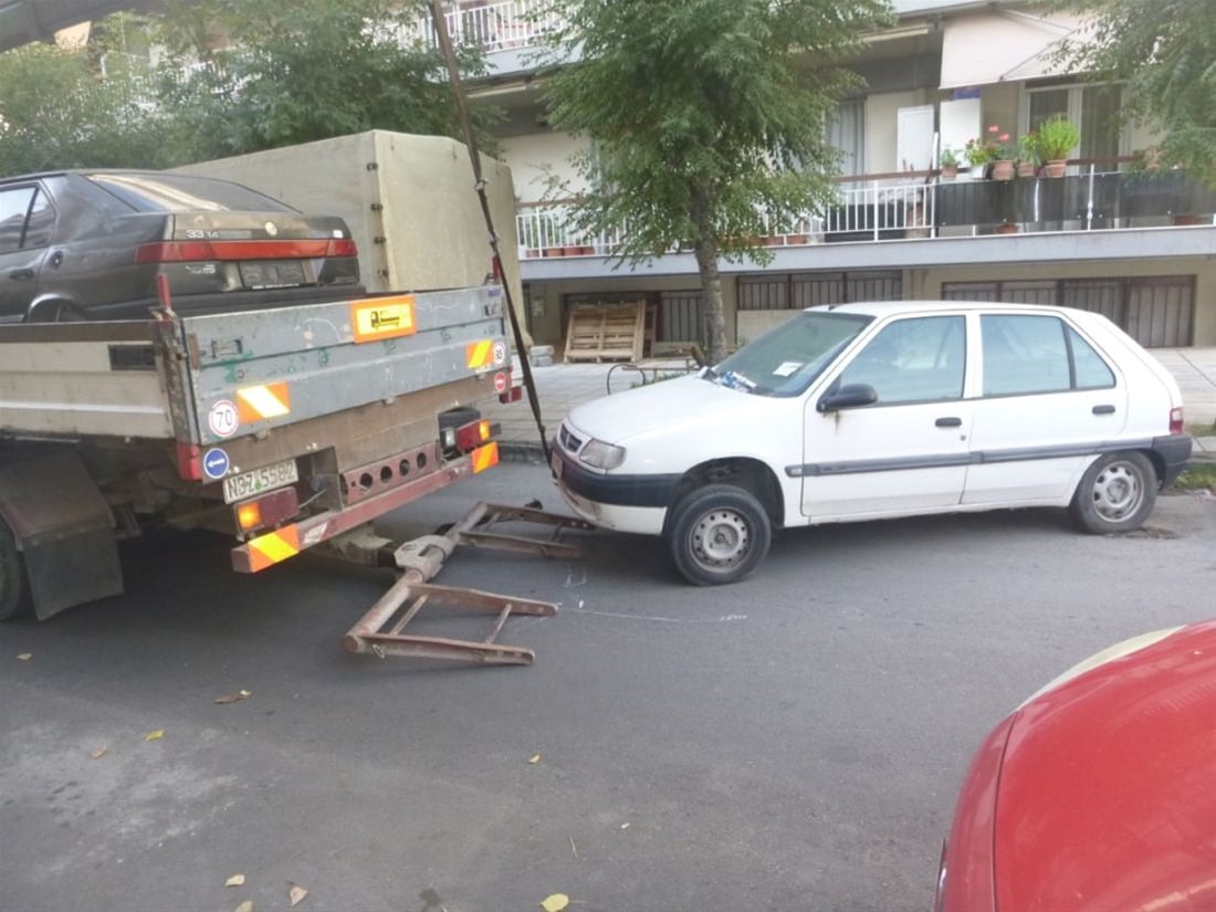 Απομακρύνονται παρατημένα οχήματα από δήμο της Θεσσαλονίκης!